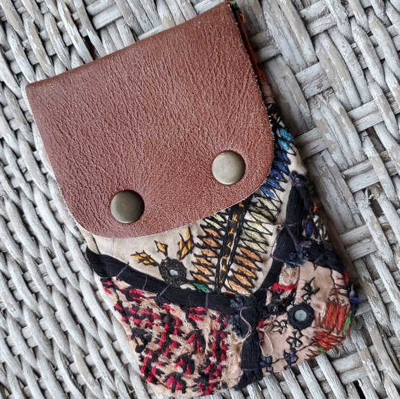๐๏ธ Free People Boho Embroidered Banjara Wallet - Picture 4 of 8